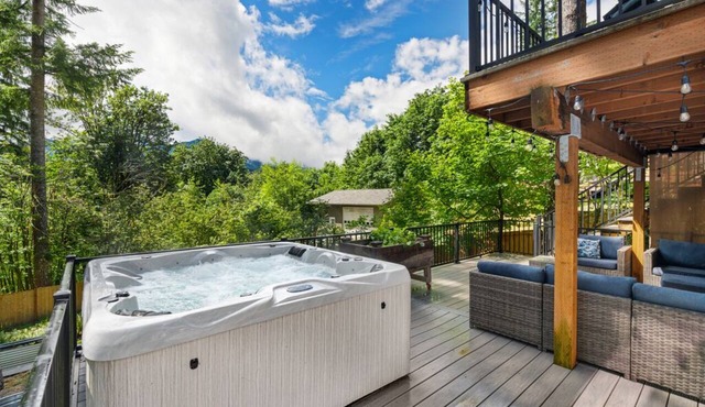 Mountain Ridge Retreat with hot tub & fire pit