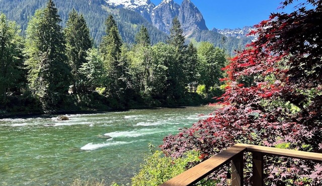 Mountain View Cabin w/amazing mountain views, hot tub, wifi, wood stove