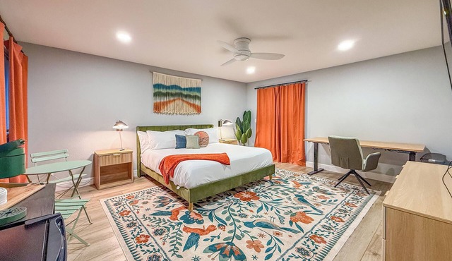 Mountain View King Suite with Hot Tub & Coffee Bar