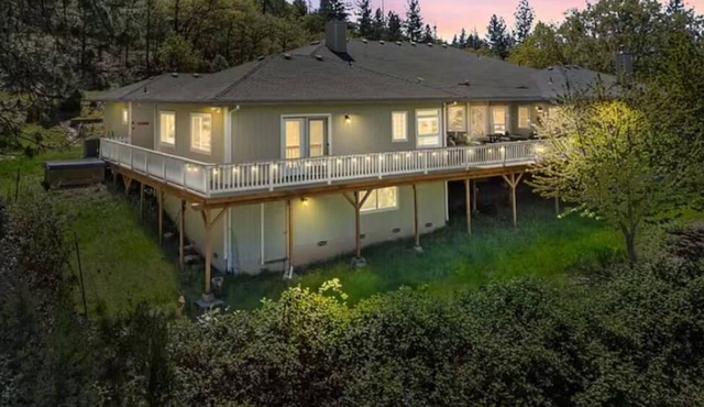 Mountain View on one level w hot tub,fire pit, w fishing kayaking minutes away