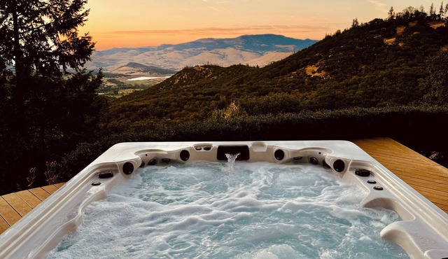 Mountainside Chateau spectacular views and sunsets. 15 min to downtown Ashland!