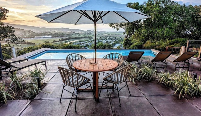 Mountaintop poolside suite, sauna, views!