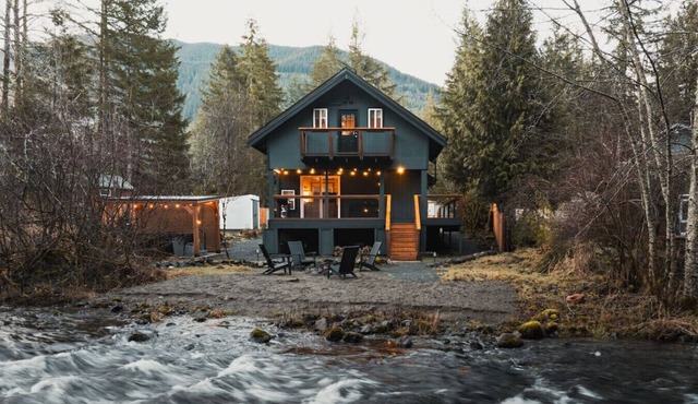Mt Rainier Cabin- Waterfront/Hot Tub/EV/Firepit/AC