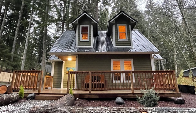 Mt Rainier One Bedroom + Loft Cabin with Hot Tub