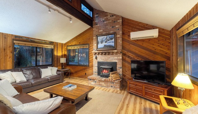 MTN Cabin-Hot Tub-Fire Pit-Games-Sleeps 10!