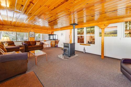 ‘Mtn Gate Guest House’ ~ 6 Mi to Shasta Lake!