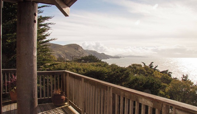 Muir Beach's Haiku House with Dramatic Ocean Views and Easy Beach Access