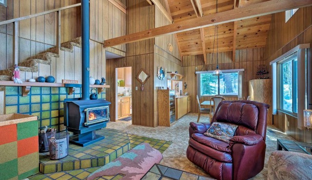 Near Hiking & Skiing: Bear Valley Cabin!