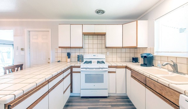 NEW 3BR SMARTHOME W/WIFI | GAMES | GOOD LOCATION in Redding