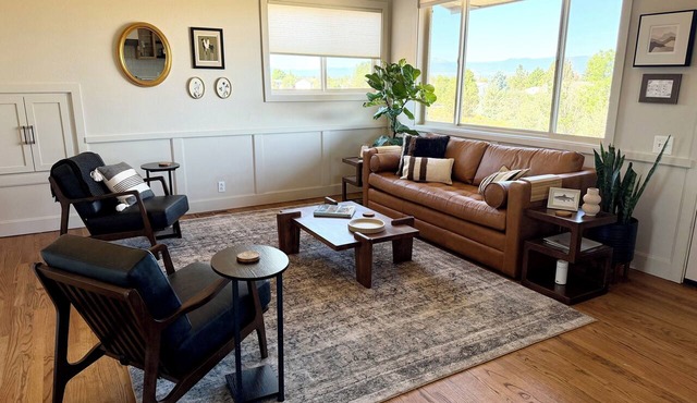 New Listing! Dog Friendly, Mountain-Modern Retreat in Bend. Property with views
