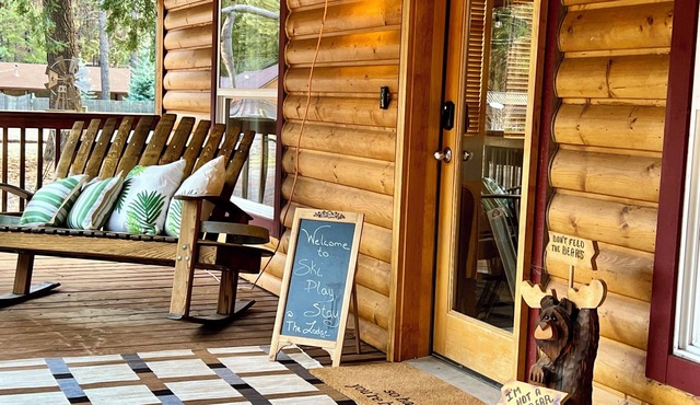 NEW LISTING! Ski, Play, Stay @ The Lodge is loaded! Hot tub, BBQ, sleeps 10,
