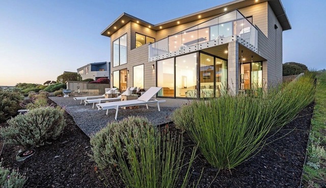 New Ultra Luxury 4 Bdrm Modern House: Endless Ocean Views, Hot Tub, Sauna