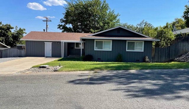 Newly Remodeled Comfortable & Quiet Neighborhood