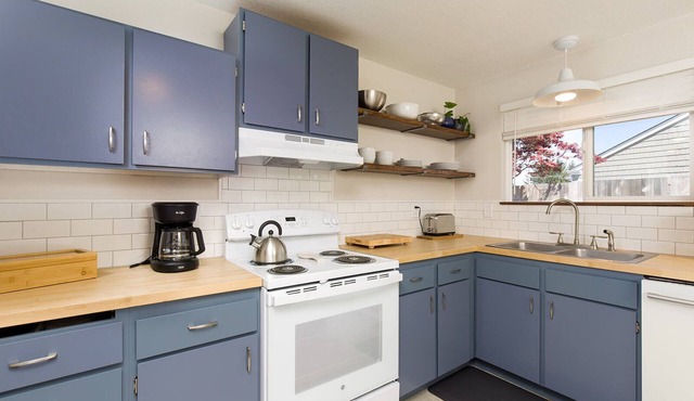 🐶 North Fork Cottage: Convenient, Pet friendly, Modern Furnishings!🌲