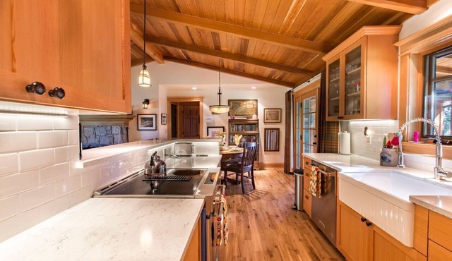 Northwest Craftsman Lodge, Sleeps 4, 2 Bathrooms, 1700 square feet