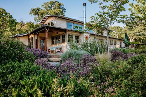 Oak Meadows House - A unique home near Yosemite