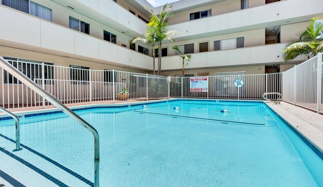 Ocean Beach 1BD on Ground Floor with Parking! Steps to the Beach, Stay for 30 days!