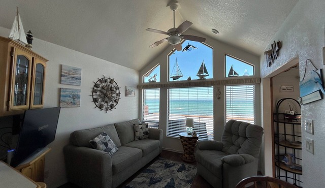 Oceanfront Cabin 9 with Private Jacuzzi & Awesome Views