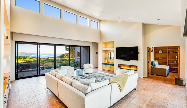 Oceanfront Home with Ocean Views, High-Speed WiFi, Gas Fireplace, & Washer/Dryer
