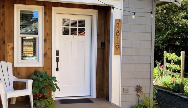 Oly Oasis - charming bungalow in Olympia with WiFi, AC and your own backyard!n