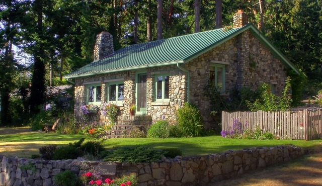 One August weekend still open! Awesome views, close to great food & fun hikes!