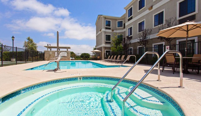 Outdoor Pool & Hot Tub. Free Breakfast. 30 Min Drive to Disney!
