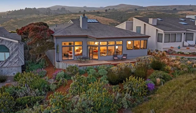 Pacific Flyaway! Ocean View, Fireplace, Golf Course, Walk to Beach