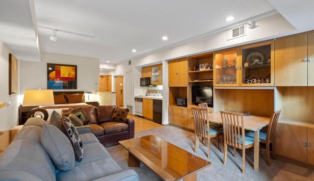 Palisades Tahoe Lodge Rentals Studio #232