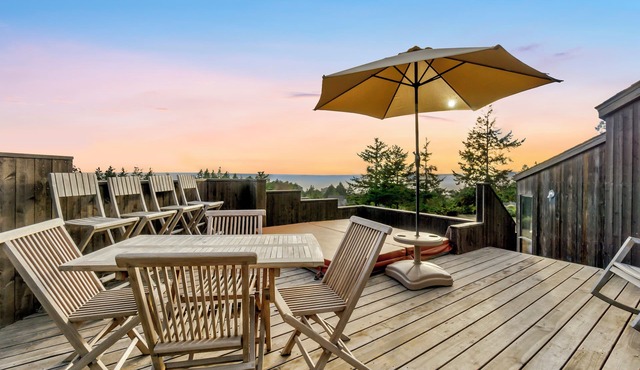 Panoramic Ocean Views, Hot Tub Under The Stars and EV charging station