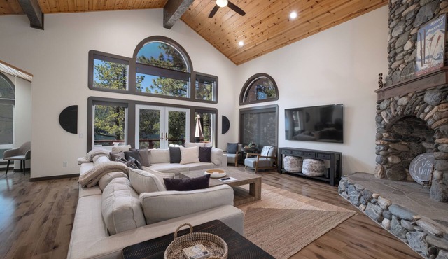 Paradise Awaits: Donner Lake Home, Private Hot Tub, Dog Friendly, BBQ & Big Deck