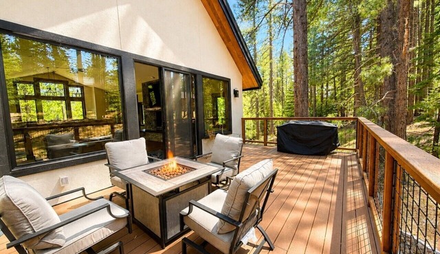 Paradise on Pioneer - Pool Table + Fire Pit + Luxury