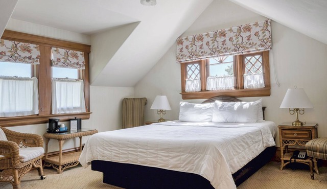 PARTIAL OCEAN VIEW - WALK TO OCEAN - KING BEDROOM