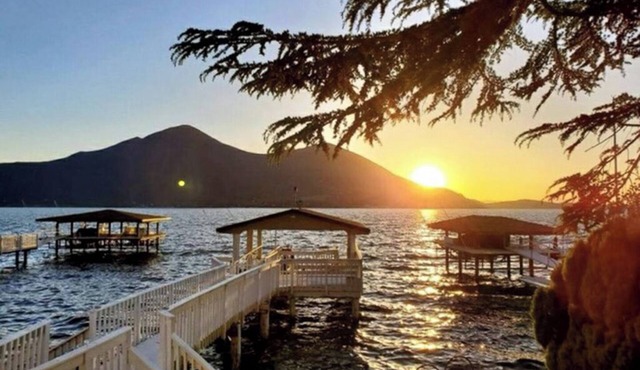 Peaceful Clearlake Waterfront Lakehouse