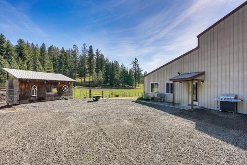 Peaceful Farm Stay Near Spokane: Inland Hideaway!