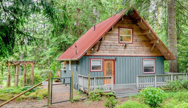 Peaceful Mt. Hood Cabin w/Hot Tub & Fire Pit!