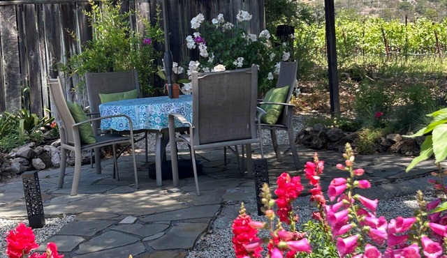 Peaceful & Private Vineyard View Studio near Wineries, Restaurants, Hiking