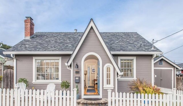 Peaceful, Updated Cottage. Walk to Town & Beach.