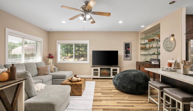Peaks View Bunk House | Game Room Fun, Fire Pit Nights & Quiet Forest Retreat Getaway in Hillsboro
