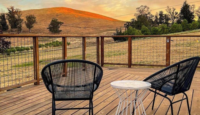 Penngrove 3BR modern farmhouse on 11-acre ranch — AC, dogs welcome