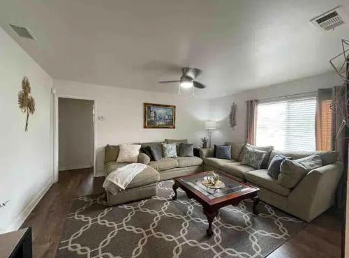 "Penny-3-1half" Beautiful 3 bedroom home with hardwood floors, laundry and AC in Riverside!