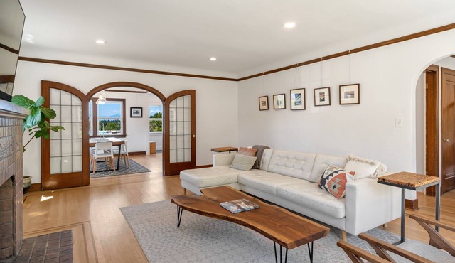Perch - Phinney Ridge Vintage Charm: Enjoy Stunning Olympic Mountain Views