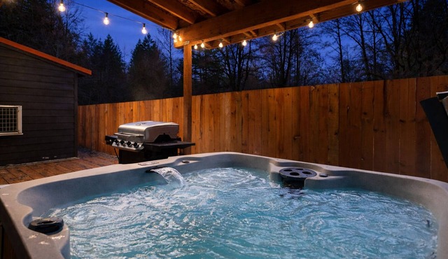 Perch - Skatecreek Cabin: Midcentury Vintage Cabin w/Hot Tub & Fire Pit!