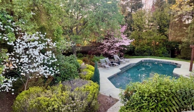 Perfect 3-bed house with swimming pool, hot tub, & pool table