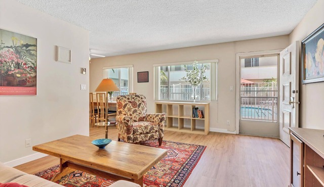 Perfect Location W/Pool and Parking, Walk 2 Beach!