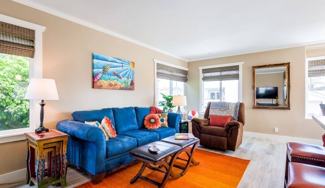 Perfect Spot! 1 block to beach, garage, private deck, bikes & beach toys!