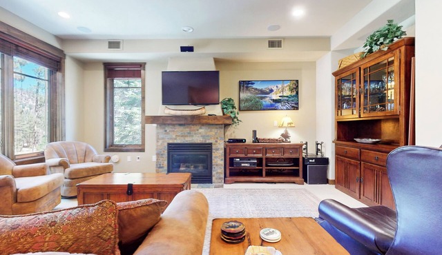 Pet-Friendly Bright Home on Golf Course. Gas Grill, Washer/Dryer & Hot Tub