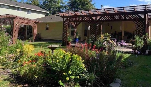 Pet Friendly Garden House with Patio & Redwoods