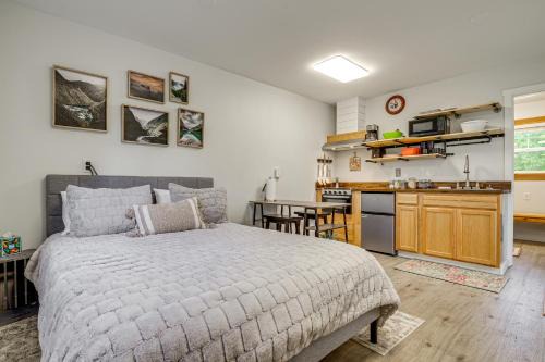 Pet-Friendly Quaint Cottage: Park-Like Setting