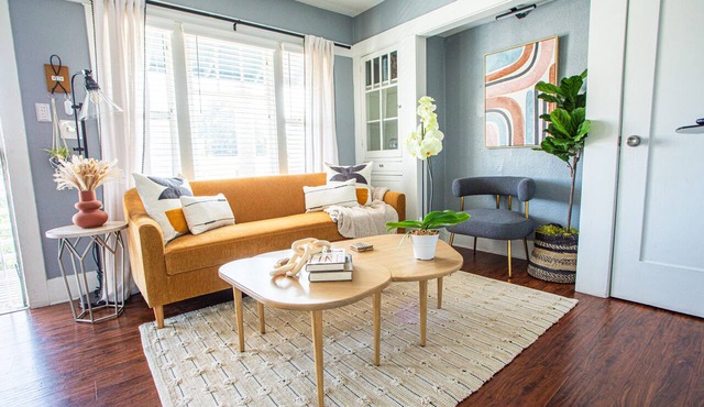 Pet-Friendly Stay, Mins to Beach, Conv Ctr + Prkg