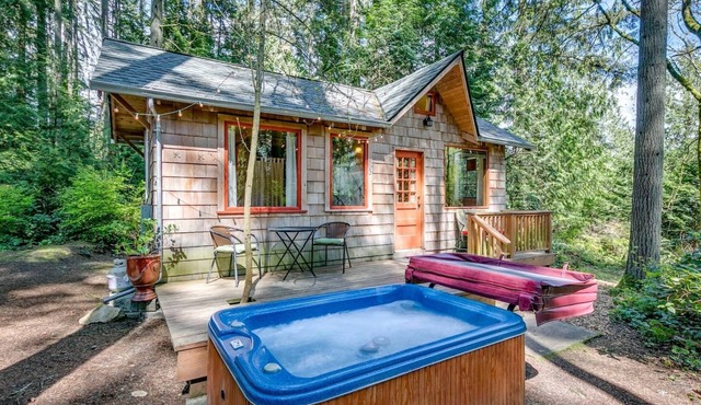 Pet Friendly - Peaceful Cabin in the Wood - Hot Tub
